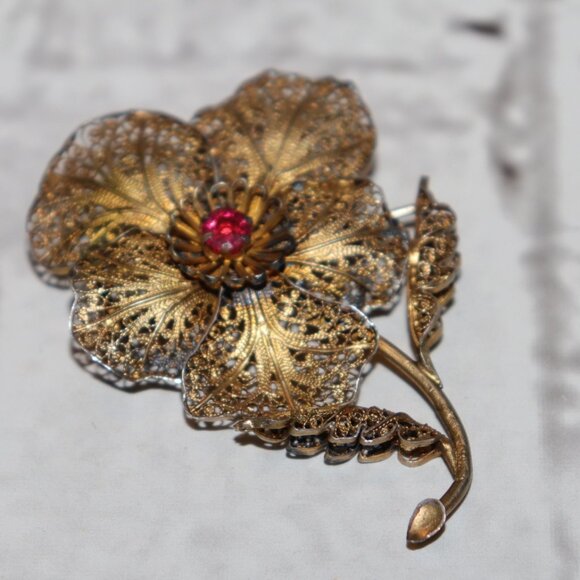 ๐ธ Vintage Gold Filigree Flower Brooch โ Ruby Pink Rhinestone Center - Picture 1 of 5